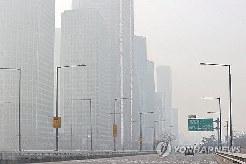 미세먼지로 뿌옇게 보이는 서울(서울=연합뉴스) 이재희 기자 = 미세먼지 농도 '나쁨', 초미세먼지 농도 '매우 나쁨' 수준을 보인 21일 오후 서울 도심이 뿌옇다. 2025.1.21 scape@yna.co.kr