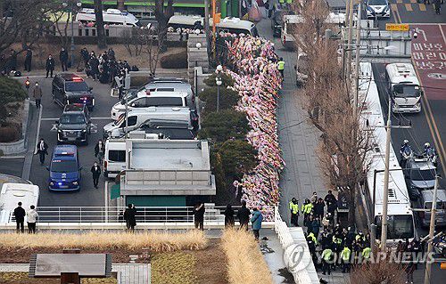 헌법재판소 나서는 윤석열 대통령 차량(서울=연합뉴스) 이진욱 기자 = 윤석열 대통령이 21일 오후 서울 종로구 헌법재판소에서 탄핵심판 3차 변론을 마친 뒤 서울구치소로 향하고 있다. 2025.1.21 cityboy@yna.co.kr
