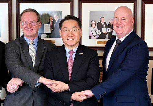 유정복 시장과 기념촬영하는 스티브 예츠(오른쪽)·브루스 클링너 선임연구원[인천시 제공. 재판매 및 DB 금지]