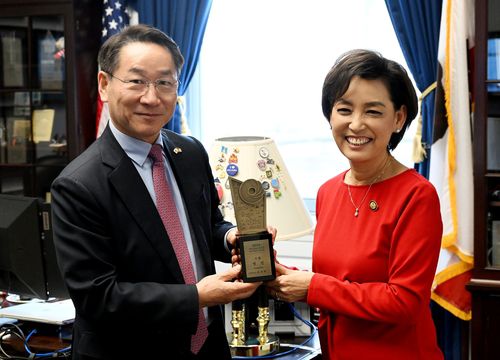 영 김 하원의원(오른쪽)에게 '2024 올해의 인천인 대상' 수여하는 유정복 시장[인천시 제공