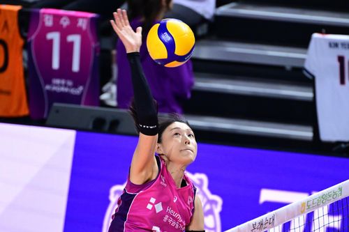 스파이크하는 흥국생명의 김연경[한국배구연맹 제공. 재판매 및 DB 금지]