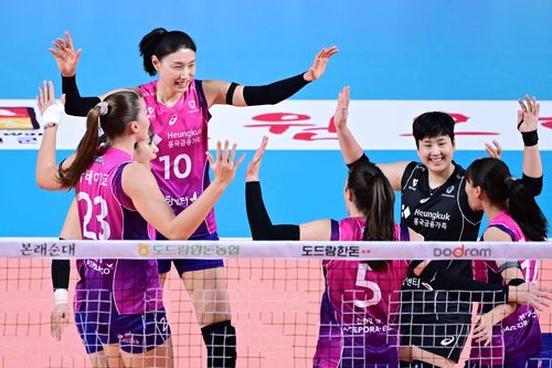 득점 후 선수들과 기뻐하는 김연경(뒤쪽 중앙)[한국배구연맹 제공. 재판매 및 DB 금지]