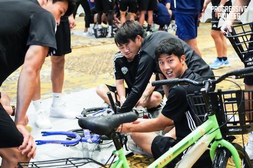 자전거 조립하는 전북 선수들.[전북 현대 제공. 재판매 및 DB 금지]