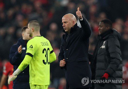 승리를 축하하며 엄지 손가락을 들어 올린 리버풀의 아르네 슬롯 감독.[로이터=연합뉴스]