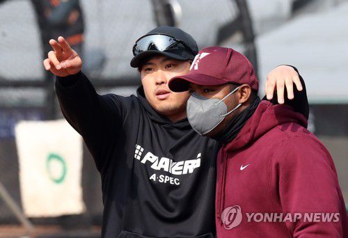 대전에서 만난 옛 동료(대전=연합뉴스) 김준범 기자 = 4일 오전 대전 한화생명이글스파크에서 류현진(35·토론토 블루제이스)과 야시엘 푸이그(32·키움 히어로즈)가 만나 인사하고 있다. 2022.3.4 psykims@yna.co.kr