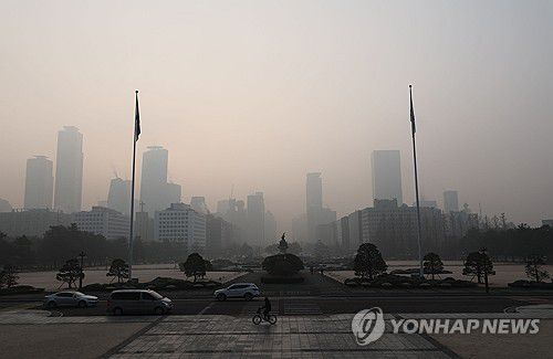 전국 미세먼지 농도 '나쁨' 수준(서울=연합뉴스) 박동주 기자 = 전국의 미세먼지 농도가 '나쁨' 수준을 보인 21일 오전 서울 여의도 국회에서 바라본 하늘이 뿌옇다. 2025.1.21 pdj6635@yna.co.kr