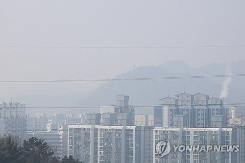 미세먼지 가득 찬 대전(대전=연합뉴스) 강수환 기자 = 미세먼지 농도가 '매우 나쁨' 수준을 보인 21일 오전 대전 서구 정림동 일대가 뿌옇게 보이고 있다. 2025.1.21 swan@yna.co.kr