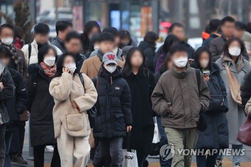 마스크 쓴 출근길(서울=연합뉴스) 이진욱 기자 = 전국 대부분 지역에서 미세먼지 농도가 '나쁨' 수준을 보인 22일 오전 서울 시청 앞 부근에서 시민들이 마스크를 쓰고 출근하고 있다. 2025.1.22 zcityboy@yna.co.kr