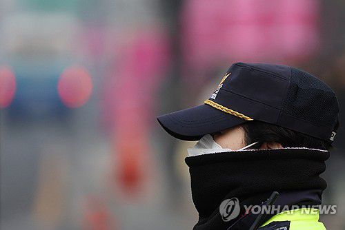 미세먼지 '나쁨' 마스크 착용하세요(서울=연합뉴스) 이진욱 기자 = 전국 대부분 지역에서 미세먼지 농도가 '나쁨' 수준을 보인 22일 오전 서울 광화문사거리 인근에서 경찰이 마스크를 쓰고 근무를 서고 있다. 2025.1.22 cityboy@yna.co.kr