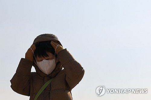 미세먼지 싫어요(서울=연합뉴스) 신현우 기자 = 전국 대부분 지역에서 미세먼지 농도가 '나쁨' 수준을 보인 22일 오후 서울 종로구 경복궁 앞에서 어린이가 마스크를 쓰며 이동하고 있다. 2025.1.22 nowwego@yna.co.kr