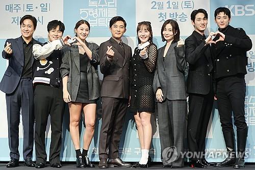 드라마 '독수리 5형제를 부탁해!' 제작발표회(서울=연합뉴스) 류효림 기자 = 배우 최대철(왼쪽부터), 김동완, 유인영, 안재욱, 엄지원, 박효주, 윤박, 이석기가 22일 오후 서울 구로구 라마다서울신도림 호텔에서 열린 KBS 주말드라마 '독수리 5형제를 부탁해!' 제작발표회에서 포즈를 취하고 있다. 2025.1.22 ryousanta@yna.co.kr