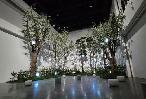 부산현대미술관에서 전시 중인 '케이지의 숲-숲의 계시'[연합뉴스 자료사진]