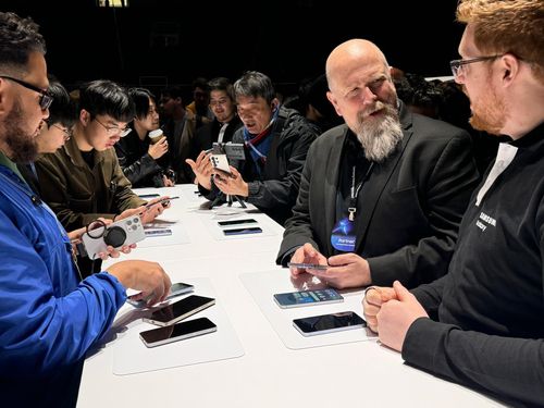 갤럭시 S25 시리즈에 쏟아진 관심 (새너제이[미 캘리포니아주]=연합뉴스) 김태종 특파원 = 22일(현지시간) 미 캘리포니아주 새너제이 SAP 센터에서 열린 '갤럭시 언팩 2025' 행사에서 공개된 갤럭시 S25 시리즈를 전 세계에서 온 취재진들이 사용해보고 있는 모습. 2025. 1. 22. taejong75@yna.co.kr