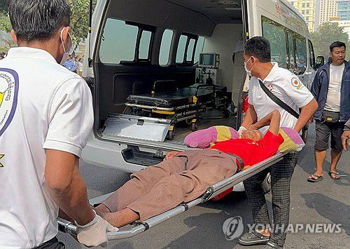 캄보디아 재벌이 뿌린 세뱃돈 받으려 군중 몰려…4명 압사(프놈펜 AFP=연합뉴스) 23일(현지시간) 캄보디아 수도 프놈펜에서 재벌 속 꽁(78)이 자신의 저택에서 세뱃돈을 나눠주는 행사를 하던 도중 군중이 몰려 4명이 압사했다. 사고 현장에서 부상자가 들것에 실려 구급차로 옮겨지고 있다. 2025.01.23 [프레시뉴스 제공. 재판매 및 DB 금지]