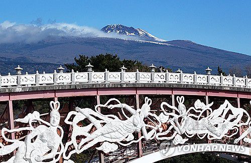 파란 하늘 아래 한라산[연합뉴스 자료사진]