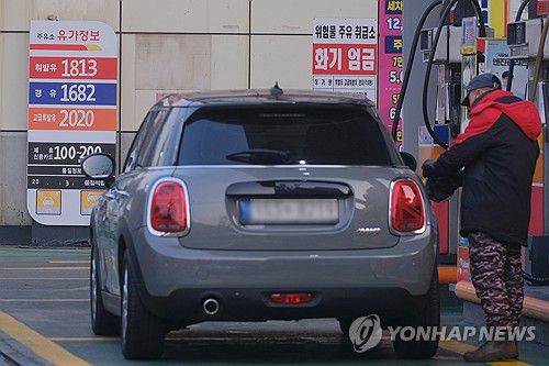 고환율 고유가에 서울 휘발유 평균 가격 1천800원 넘어(서울=연합뉴스) 류효림 기자 = 고환율 기조에 국제 유가 상승이 겹치면서 서울 휘발유 평균 가격이 1천800원을 넘어섰다. 21일 한국석유공사 유가정보시스템 오피넷에 따르면 서울 휘발유 평균 가격은 1천800.74원을 기록했다. 서울 휘발유 가격이 1천800원대에 진입한 건 2023년 11월 6일(1천802.69원) 이후 1년2개월여 만이다. 사진은 이날 서울 시내 주유소 모습. 2025.1.21 ryousanta@yna.co.kr