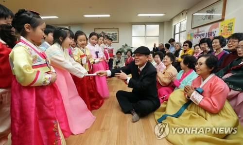 세뱃돈 감사합니다!세뱃돈 감사합니다!     (서울=연합뉴스) 최재구 기자 = 설 연휴를 일주일 앞둔 28일 서울 송파구 엘스 아파트 노인정에서 지역 어린이집 원생들이 어르신들께 세배로 새해 인사를 하고 세뱃돈을 받고 있다. 2019.1.28     jjaeck9@yna.co.kr