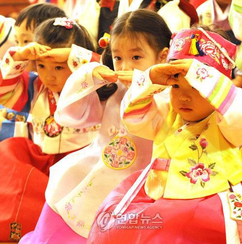 "세뱃돈 받으려면"  (수원=연합뉴스) 신영근 기자 = 8일 오후 경기도 수원예절교육관에서 설을 앞두고 전통 예절강좌가 개설돼 고운 한복을 입은 어린이들이 절하는 법을 배우고 있다. 2009.1.8     drops@yna.co.kr