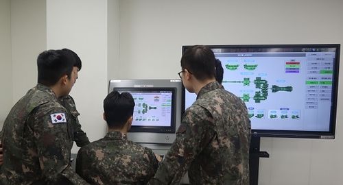 한화시스템이 개발한 함전추진체계 상태기반진단체계를 시험운용하는 해군 교육생[한화시스템 제공. 재판매 및 DB 금지]