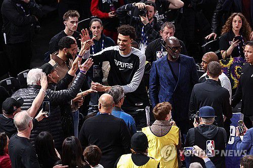 관중과 인사하는 웸반야마[AFP=연합뉴스]