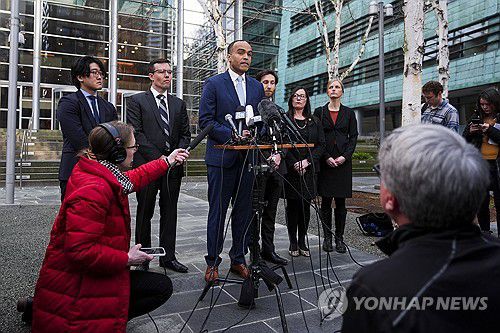 워싱턴주 법무장관 닉 브라운이 23일(현지시간) 시애틀 법원 앞에서 발언하고 있다.[AP=연합뉴스. 재판매 및 DB 금지]