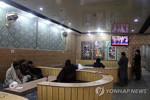 도널드 트럼프 대통령의 취임식 방송을 지켜보는 아프가니스탄 사람들. [EPA=연합뉴스]