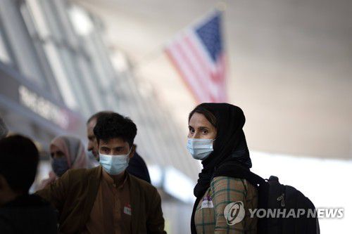 2021년 8월 미군의 아프가니스탄 철수 당시 함께 탈출한 아프간 난민들.  [AFP=연합뉴스 자료사진. 재판매 및 DB 금지]