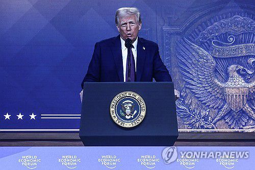 화상으로 다보스포럼 연설하는 트럼프(워싱턴 로이터=연합뉴스) 도널드 트럼프 미국 대통령이 23일(현지시간) 스위스 다보스에서 열린 세계경제포럼(WEF)에서 화상으로 연설하고 있다. 2025.1.23