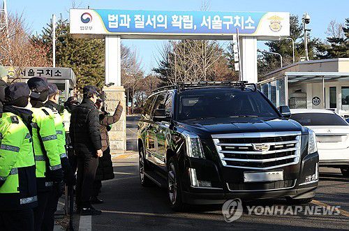 서울구치소에서 나오는 경호 차량(의왕=연합뉴스) 이진욱 기자 = 24일 오전 경기도 의왕시 서울구치소에서 윤석열 대통령의 경호 차량이 나오고 있다.  윤 대통령의 내란 우두머리 등 혐의 사건을 고위공직자범죄수사처로부터 넘겨받은 검찰은 이날 윤 대통령 구속 기간 연장을 신청해 후속 수사를 이어갈 예정이다. 2025.1.24 cityboy@yna.co.kr