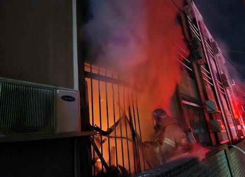 화재 진압 중인 소방관[전북소방본부 제공. 재판매 및 DB 금지]