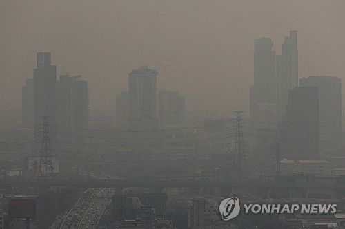 SOUTHEASTASIA-POLLUTION/(방콕 로이터=연합뉴스) 24일(현지시간) 태국 방콕 시내를 짙은 스모그가 뒤덮은 모습. 2025.01.25