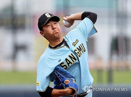 투구하는 송승기(광주=연합뉴스) 조남수 기자 = 9일 광주기아챔피언스필드에서 열린 KIA 타이거즈와 상무 피닉스의 연습경기. 상무 선발투수 송승기가 1회말에 투구하고 있다. 2024.10.9 iso64@yna.co.kr