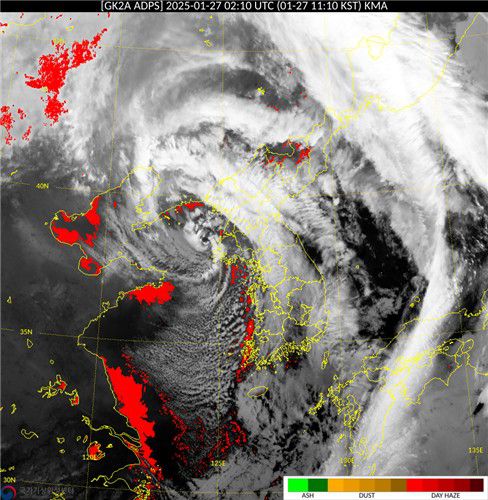 위성으로 포착한 황사. 붉은 표시가 황사가 관측되는 곳. [국가기상위성센터 제공. 재판매 및 DB 금지]