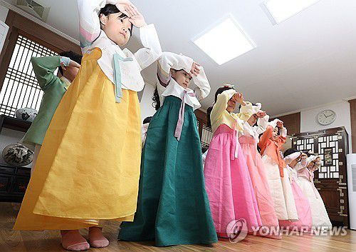 '설날, 세배는 이렇게'(대구=연합뉴스) 윤관식 기자 = 설 연휴를 사흘 앞둔 22일 대구 북구 대원유치원에서 어린이들이 세배 예절을 배우고 있다. 2025.1.22 psik@yna.co.kr