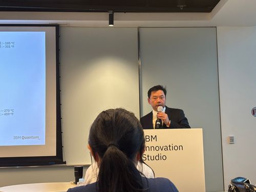 한국IBM 및 아태지역 퀀텀 엔터프라이즈 영업 총괄 표창희 상무(서울=연합뉴스) 조현영 기자 = 한국IBM 및 아태지역 퀀텀 엔터프라이즈 영업 총괄 표창희 상무가 21일 기자 대상 스터디 세션에서 발표하고 있다. 2025.1.21 hyun0@yna.co.kr