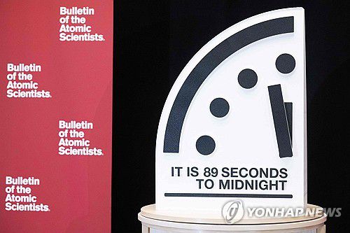 지구 종말 시계(워싱턴 AFP=연합뉴스) 미국 핵과학자회(BSA)가 28일(현지시간) 워싱턴DC에 있는 미국평화연구소에서 지구 멸망까지 남은 시간을 상징적으로 보여주는 '지구 종말 시계'(Doomsday Clock)를 자정 89초 전으로 설정했다. 2025.1.28