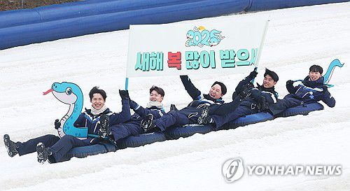 푸른 뱀 눈썰매 타고 새해 인사(용인=연합뉴스) 홍기원 기자 = 지난 22일 오전 경기도 용인시 에버랜드 눈썰매장 스노우버스터에서 직원들이 푸른 뱀의 해를 맞아 푸른 뱀 모양으로 연출된 눈썰매를 타며 새해 인사를 하고 있다. 2025.1.29 xanadu@yna.co.kr