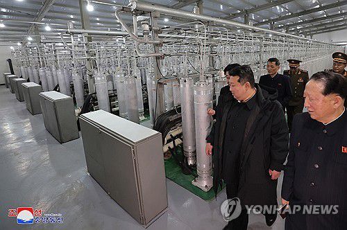김정은, 핵물질 생산기지·연구소 현지지도(평양 조선중앙통신=연합뉴스) 김정은 북한 국무위원장이 핵물질 생산기지와 핵무기연구소를 현지지도했다고 조선중앙통신이 29일 보도했다. 2025.1.29      [국내에서만 사용가능. 재배포 금지. For Use Only in the Republic of Korea. No Redistribution] nkphoto@yna.co.kr