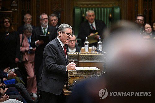영국 하원 총리 질의(런던 로이터=연합뉴스) 키어 스타머 영국 총리가 29일(현지시간) 하원 회의장에서 총리질의(PMQ) 시간에 탁자 앞에 서서 발언하고 있다. 녹색 의장석에는 린지 호일 하원의장이 착석해 있다. [영국 하원 제공. 재판매 및 DB 금지]