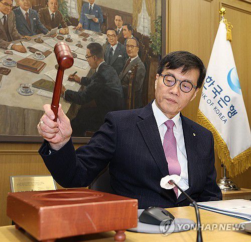 금융통화위원회서 의사봉 두드리는 이창용 한국은행 총재(서울=연합뉴스) 이창용 한국은행 총재가 16일 서울 중구 한국은행에서 열린 금융통화위원회에서 의사봉을 두드리고 있다. 2025.1.16 [사진공동취재단] photo@yna.co.kr