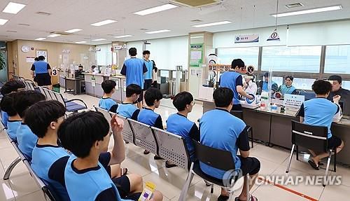 2025년 첫 병역판정검사(인천=연합뉴스) 임순석 기자 = 13일 오전 인천 미추홀구 인천지방병무청에서 열린 2025년도 첫 병역(입영)판정검사에서 검사 대상자들이 신체검사를 받고 있다. 2025.1.13     soonseok02@yna.co.kr