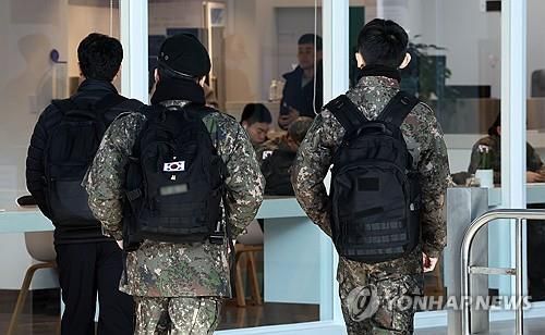 병사 월급 인상 (서울=연합뉴스) 김인철 기자 = 1일 서울역에서 군 장병들이 이동하고 있다. 2024.1.1     yatoya@yna.co.kr