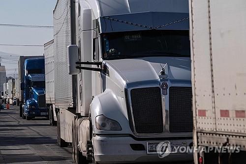 멕시코-미국 국경의 화물트럭[AFP 연합뉴스 자료사진]