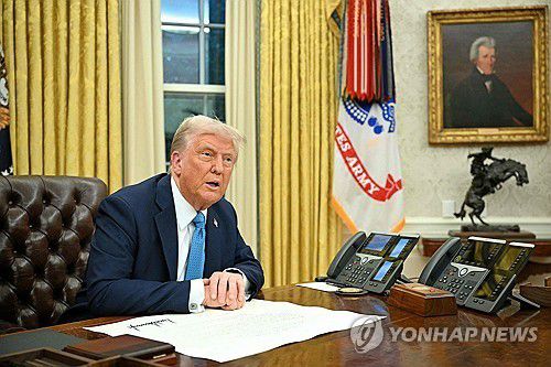 행정명령 서명하는 트럼프 미 대통령[워싱턴 AFP=연합뉴스. 재판매 및 DB 금지]