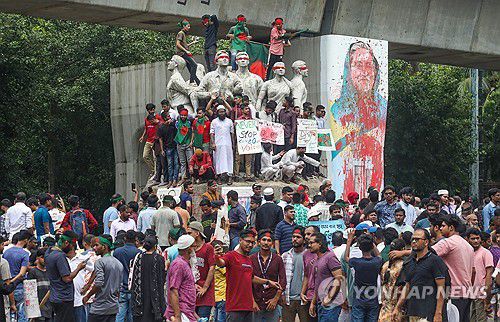 2024년 8월 4일 방글라데시 다카대 시위 현장[EPA 연합뉴스 자료사진. 재판매 및 DB 금지]