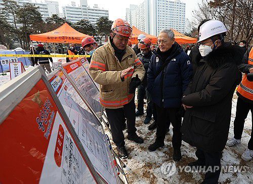 국립한글박물관 화재 현장 찾은 유인촌 장관(서울=연합뉴스) 김성민 기자 = 유인촌 문화체육관광부장관이 1일 오전 서울 용산구 국립한글박물관 화재 현장을 찾아 관계자의 설명을 듣고 있다.      용산구청과 소방당국에 따르면 화재는 박물관 옥상에서 발생했으며, 많은 연기가 발생 중이다. 2025.2.1 ksm7976@yna.co.kr