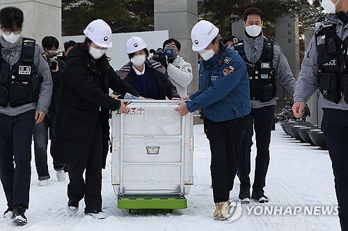 국립한글박물관 화재…차량으로 이송되는 문화재(서울=연합뉴스) 김성민 기자 = 1일 오전 서울 용산구 국립한글박물관에서 불이 나 관계자들이 수장고에서 꺼낸 문화재를 이송하고 있다. 2025.2.1 ksm7976@yna.co.kr