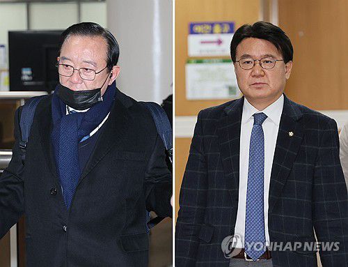 재판 출석하는 송철호-황운하(서울=연합뉴스) 이정훈 기자 = 송철호 전 울산시장(왼쪽)과 조국혁신당 황운하 원내대표가 7일 서울 서초구 서울고등법원에서 열린 문재인 정부 청와대의 '울산시장 선거 개입 의혹' 사건 2심 결심공판에 출석하고 있다. 2025.1.7 uwg806@yna.co.kr