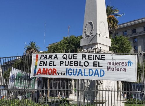 '사랑과 평등이 사람들을 지배하도록'이라고 적힌 시위 현수막(부에노스아이레스=연합뉴스) 김선정 통신원 = 1일(현지시간) 대규모 반정부시위가 열린 5월 광장의 기념탑에 '사랑과 평등이 사람들을 지배하도록'이라고 적힌 현수막이 걸려있다. 2025.2.2 sunniek8@yna.co.kr