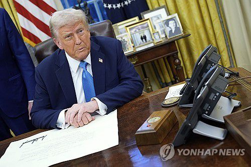 행정명령에 서명하는 트럼프 미국 대통령[UPI 연합뉴스 자료사진. 재판매 및 DB 금지]